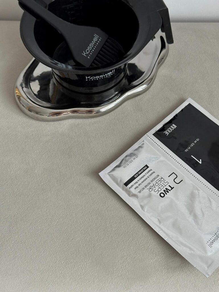 Tratamiento Two Steps Repair de Kosswell en formato monodosis junto a bol y pincel de aplicación.