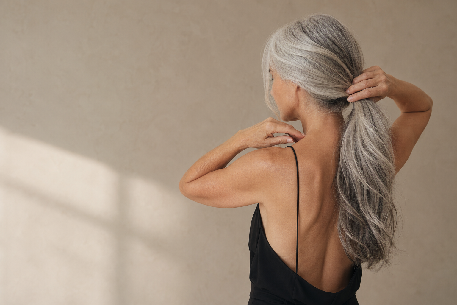Modelo con cabello cuidado, luminoso y de aspecto saludable